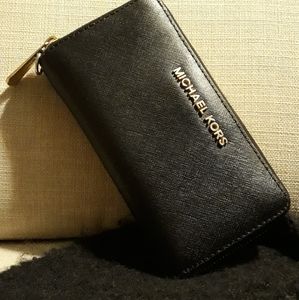 🔥Michael Kors zippy zip around wallet black